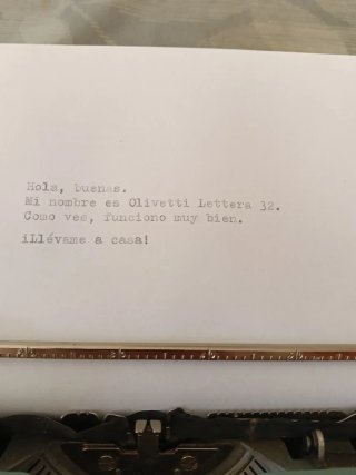Máquina de escribir Olivetti Lettera 32 con funda