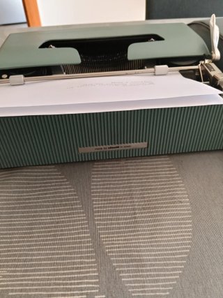 Máquina de escribir Olivetti Lettera 32 con funda