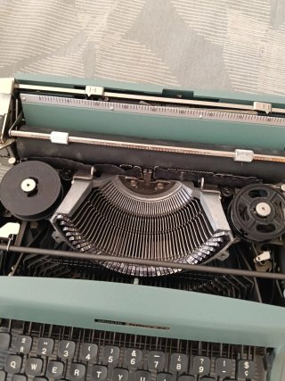 Máquina de escribir Olivetti Lettera 32 con funda