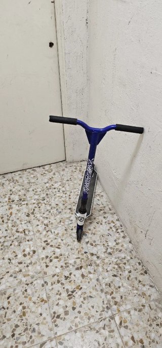 Patinete infantil azul y blanco