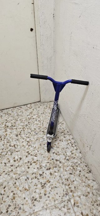 Patinete infantil azul y blanco