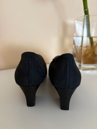 Zapatos negros bajos con detalle dorado