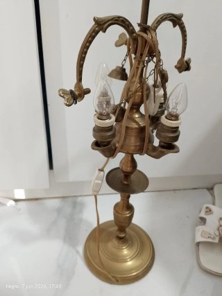 Candelabro de bronce con figura