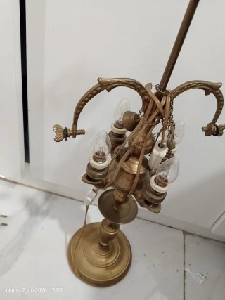Candelabro de bronce con figura
