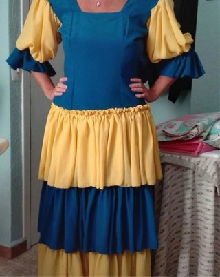 Traje de flamenca azul y amarillo