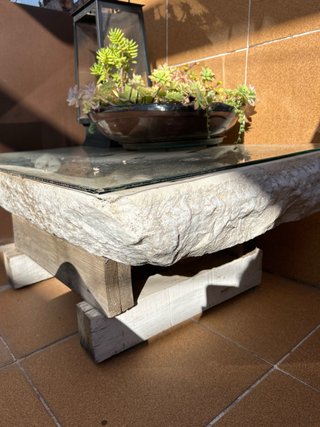 Pila de mármol antigua con base de madera