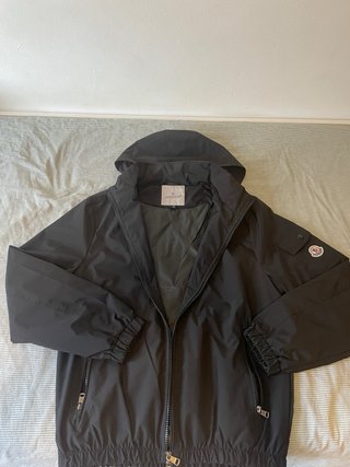 Chaqueta Moncler Negra con Capucha