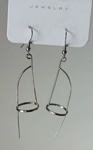 Pendientes largos geométricos plateados