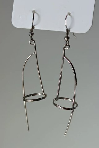 Pendientes largos geométricos plateados