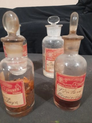 Antiguos frascos de farmacia botica