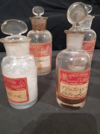 Antiguos frascos de farmacia botica