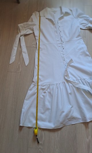 Vestido blanco con cinturón y volantes