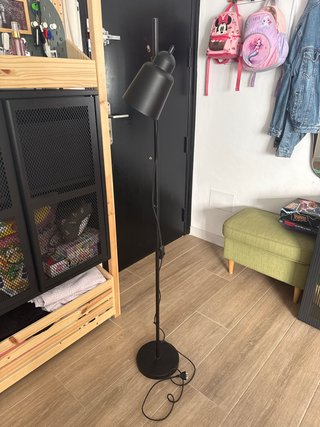 Lámpara de pie negra SKLUM