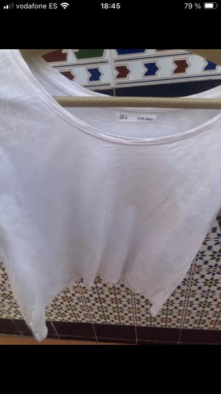 Camiseta blanca con detalles