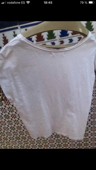 Camiseta blanca con detalles