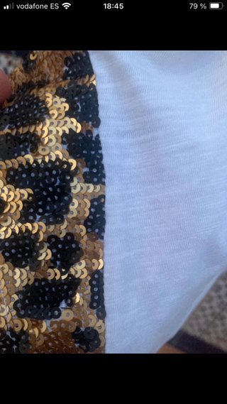 Camiseta blanca con detalles