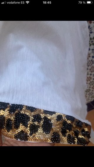 Camiseta blanca con detalles