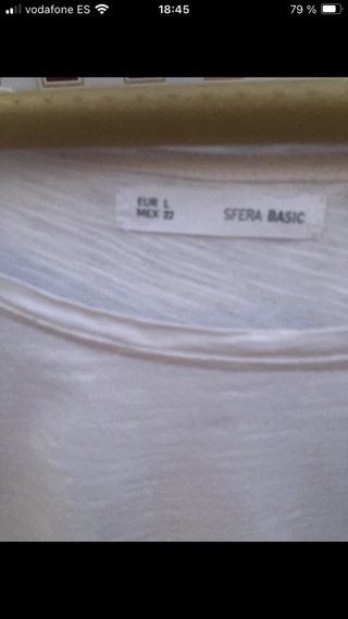 Camiseta blanca con detalles