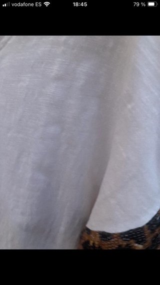 Camiseta blanca con detalles