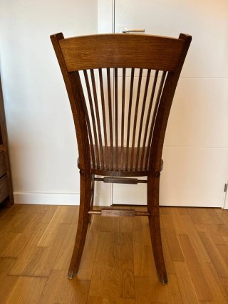 Silla de madera antigua