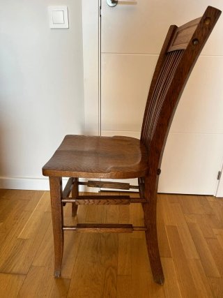Silla de madera antigua
