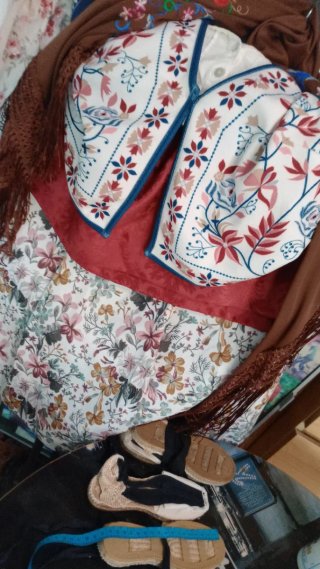 Traje Baturra: Falda, Mantón y Delantal