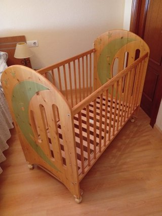 Cuna de madera más cajonera cambiador a juego