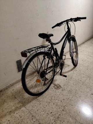 Bicicleta de ciudad negra