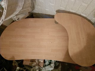 Escritorio madera con repisa para ordenador.