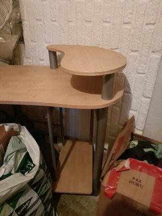 Escritorio madera con repisa para ordenador.