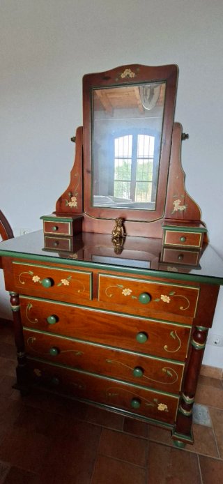 Cómoda de dormitorio con espejo y cajones
