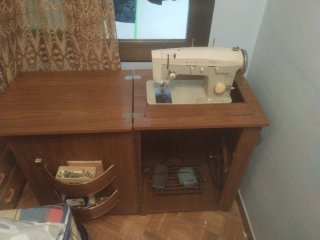 Máquina de coser Sigma con mueble