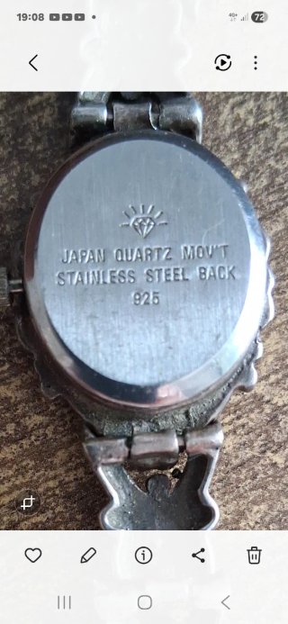 Reloj de plata con diseño floral