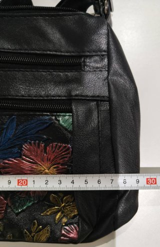 Bolso de hombro negro con flores
