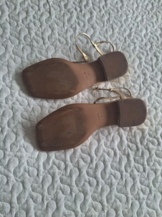Sandalias doradas Mango