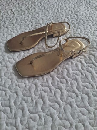 Sandalias doradas Mango