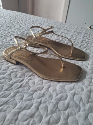 Sandalias doradas Mango