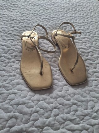 Sandalias doradas Mango