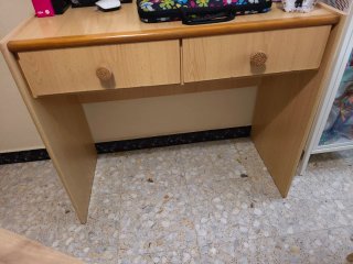 Escritorio de madera con cajones