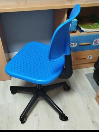 Silla de escritorio azul con ruedas