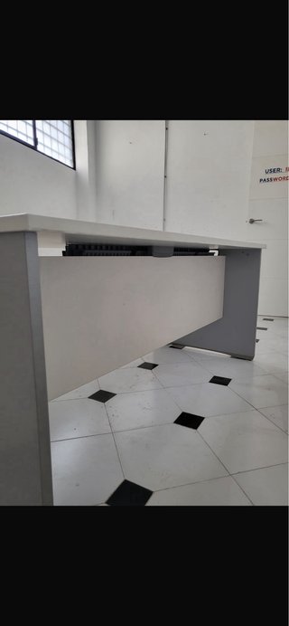 Escritorio gris y blanco en buen estado