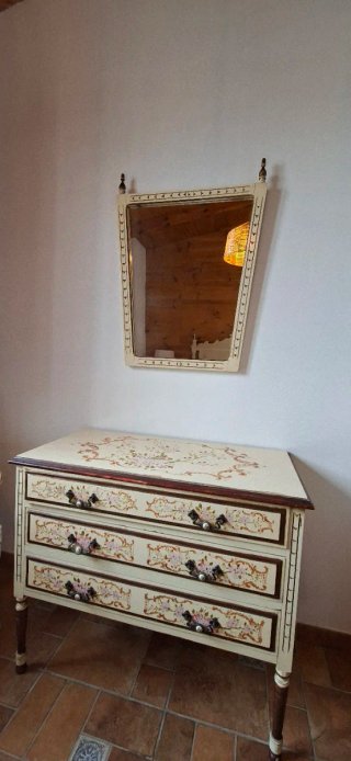 Cómoda pintada a mano