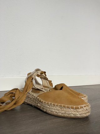 Alpargatas planas con lazada beige/marrón