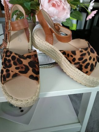 Sandalias cuña animal print