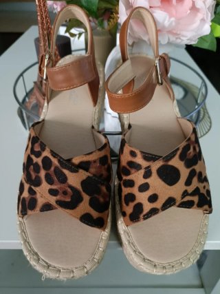 Sandalias cuña animal print