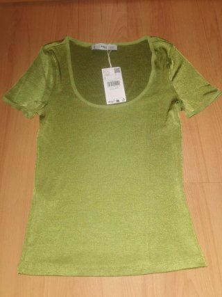 Camiseta verde de manga corta sin estrenar.
