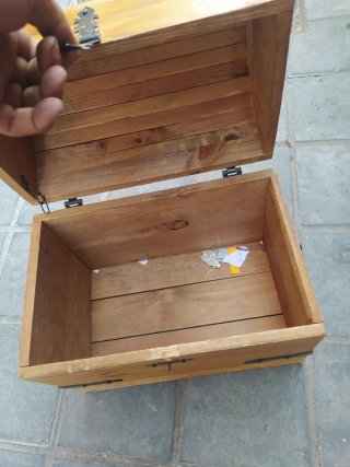 Cofre de madera y metal