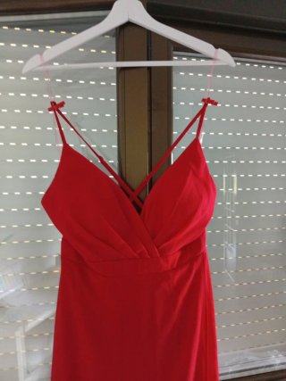 Vestido rojo boda con abertura lateral