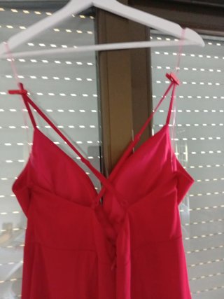 Vestido rojo boda con abertura lateral