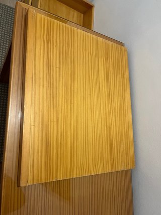 Escritorio madera con cristal a medida.